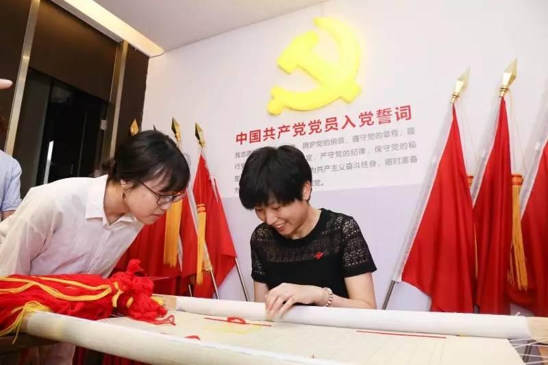 侮辱性极强!崔永熙隔扣杨瀚森后指着他笑,杨瀚森低头一脸羞愧