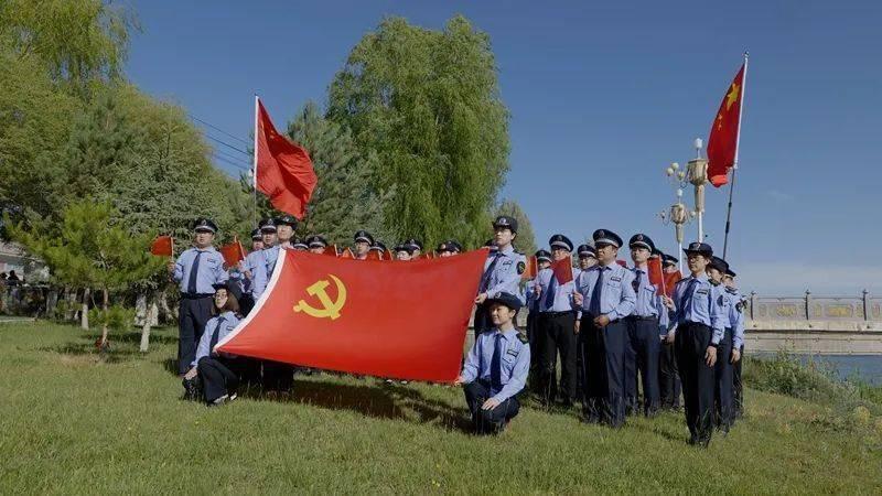 李兰迪更新营业照，分享自己和小狗的照片，红红火火好漂亮
